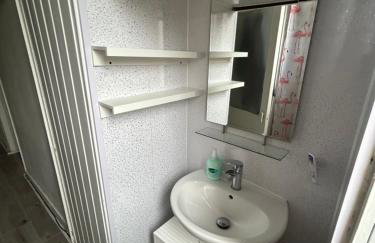 Bright bedroom with king side bed and share bathroom - Foto 14