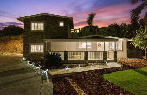 Entire Private Home with 4 Bedrooms 2 Bathrooms, 6 Beds, Hot Tub, King Bed, 6 Parking, Big Yard, Available Now - Foto 69