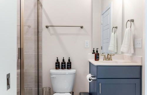 Family-Friendly 4BR with Fenced Yard & Parking - Foto 33