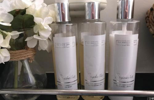 ENTIRE LUXURY yacht 70sqm Oyster Fund - Quiet and relaxing - 2 double bedrooms both en-suite - HEATING - sleeps up to 4 people - moored on our Private Island - nearby LEGOLAND THORPE PARK ASCOT RACES WENTWORTH LONDON Lapland UK -NO Parties - - Foto 35