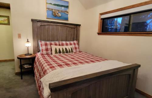 Four Seasons Getaway-Private Hot Spa with Pine Tree Views-Walk to Village and Pineknot Trailhead-Plus King Bed! - Photo 31