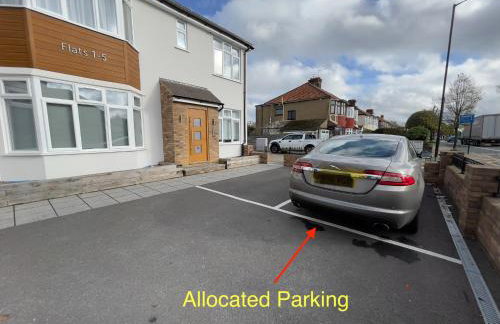 Elegant 3-bed apartment with FREE onsite PARKING in Enfield - Out door Patio - Big savings on Longer Stays - Photo 42