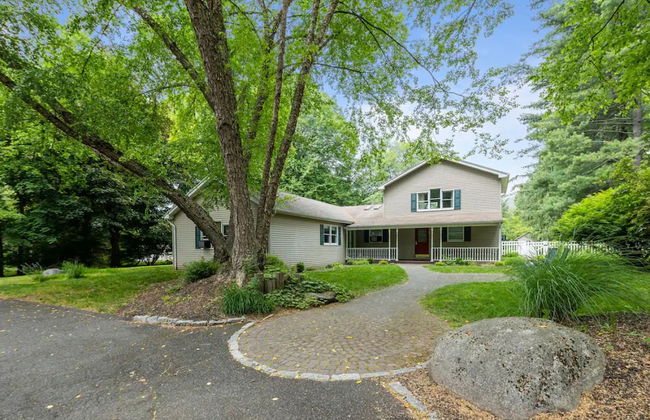 Cozy Fall Home With 4BR and Fireplace - Photo 31