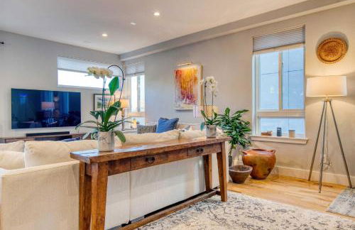 Walk to Empower Field Townhome with Hot Tub! - Foto 7