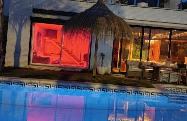 Villa lujosa con spa, piscina y sala de juegos PRIVADOS - Foto 1