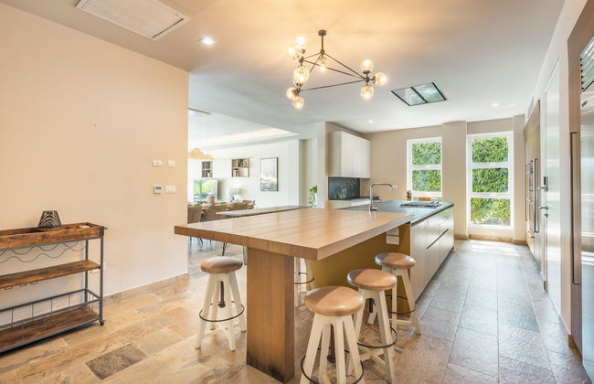 Spacious Villa w Pool Garden Views - Photo 9