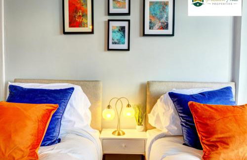 4 Bedroom House - Sleeps 7, Near Coventry Airport, City Centre, Free Wi-Fi with Driveway Parking & Garden, Full Kitchen - AHC - Photo 9