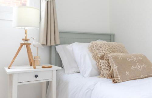 Charming Beachside Town House - Photo 22