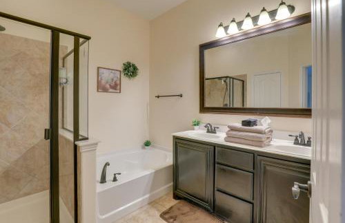 6 Mi to Dtwn Mansfield! Family Getaway with Patio - Foto 11