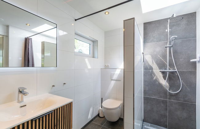 Cozy Holiday Home With Garden - Photo 13