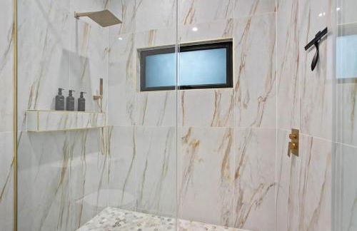 Full Duplex ATX Modern Creekside Retreat 2 Pools - Foto 26