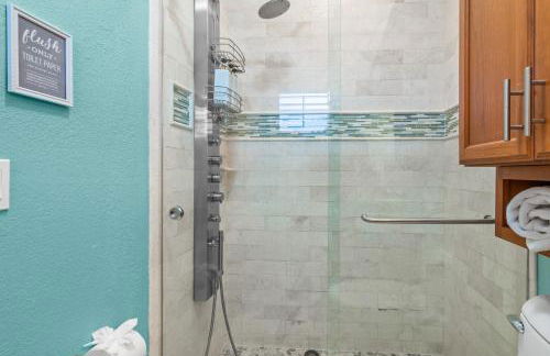 Walk to The Ave- Heated Pool, Spa, Golden Tee and Putting Green - mins to Beach- by Maven Vacation Rentals - Foto 28