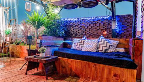 Shoreditch Cinema & Sauna retreat- 2BDR House with Garden & Games Room - Sleeps 6 - Photo 2
