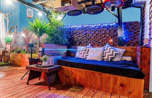 Shoreditch Cinema & Sauna retreat- 2BDR House with Garden & Games Room - Sleeps 6 - Photo 2