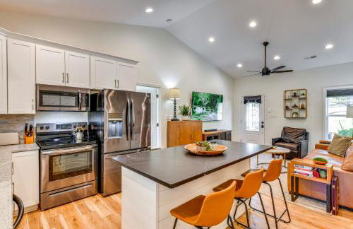 Waterfront Lake Hickory Retreat with Private Dock! - Foto 7