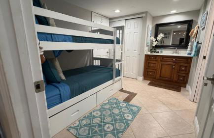 Beachfront paradise Ocean Village Golf Tennis Several heated pools Tiki bar Pickleball insite sports bar and restaurant and much more - Foto 8