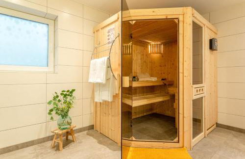 Spacious Home Sauna Hot Tub Pool Patio BBQ - Photo 3