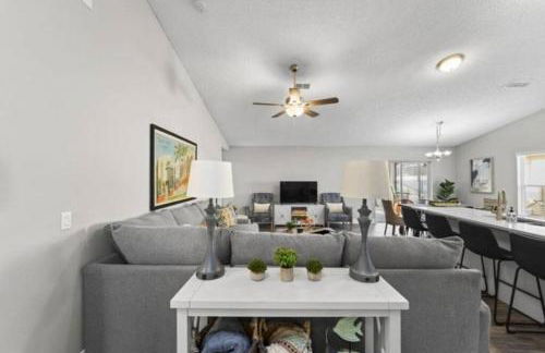 Retreat with Heated Pool in a Serene Community - Foto 30