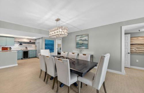 Renovated direct oceanfront condo with spacious balcony, heated pool, and garage parking - Foto 21