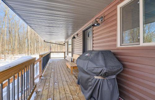 Northwoods Escape Lakeside Retreat with Deck - Foto 24