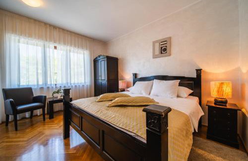 City Beach Villa with Pool and Sea View - Foto 10