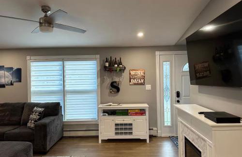 Stylish 3 BR Entire Home NearTown & Beach with Pool Table & King Bed - Foto 26