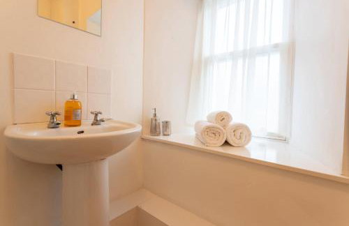 Cosy 4-Bed Cottage in Kirk Yetholm by MCPI Hosting, Perfect for Families & Holidaymakers - Foto 31