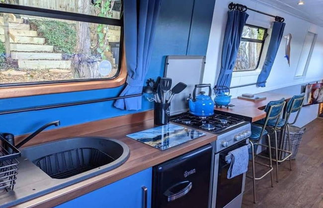 Narrowboat With Hot Tub, Spa, Cruising And More - Photo 32