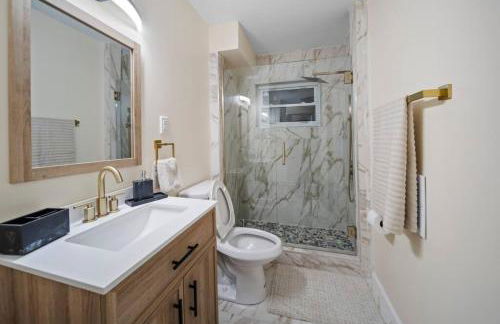 Elegant Oasis 4 Bedroom Home Away from Home - Photo 4