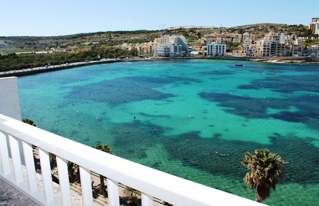 Blue Harbour – Seafront Self-Catering Holiday Penthouse – St Paul’s Bay - Foto 17