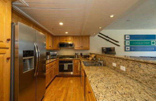 Ski in Ski out Main Street Balcony Hot Tub - Photo 15