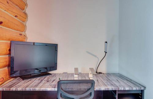 Rhinelander Waterfront Cabin with Deck and Fire Pit! - Foto 12