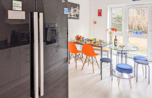 5-Bedroom Budget Contractor House with 10 Beds Free Parking and Free WiFi - Outfield Homes by Your Lettings Short Lets & Serviced Accommodation Peterborough - Photo 8