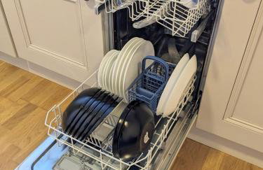 Guildford Station with Parking - Photo 16