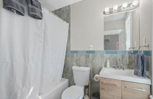 Dazzling Bungalow within 2 Blocks of Beach - Foto 35