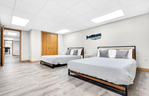 Maine Pondfront Home Sleeps 22 - Pool & Hot Tub - Photo 55