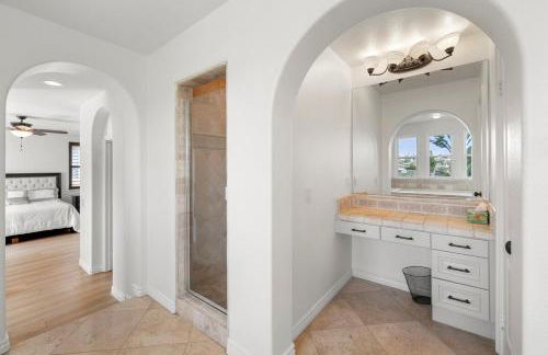 Spacious Luxury home in Gated Community with Resort Pool & Scenic Views - Photo 34