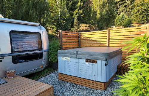 Peaceful Farm Airstream Camper Retreat - Hot Tub - Foto 19