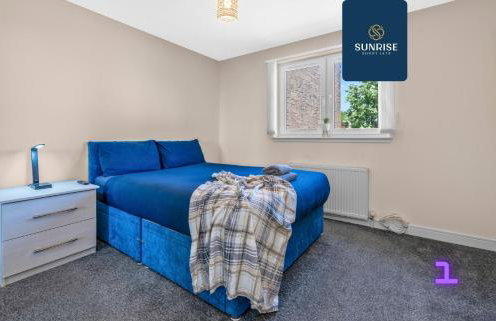 MUIRTON HOUSE - INVOICE and REDUCED PRICE only via SUNRISE SHORT LETS DUNDEE, 4 Bed House, 4 Car Parking, 2 Baths, 5 Smart TVs, Fully Equipped Kitchen, Large Dining and Living Space, Rear Garden, Free WiFi, and ONLY 9 Mins to STANNERGATE Ports - Foto 4
