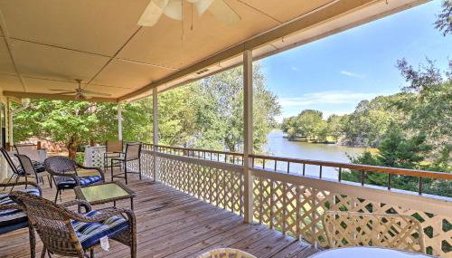 Lakefront Cottage with Private Hot Tub! - Foto 2