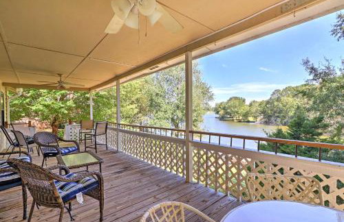 Lakefront Cottage with Private Hot Tub! - Foto 2