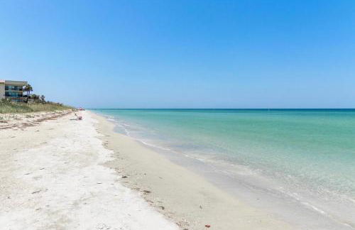 Escape to Beach Oasis! New Management! Updated Beachside Condo with Heated Pool! - Foto 22