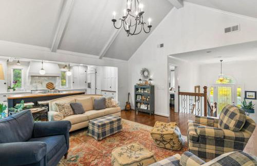 Updated and Spacious Home with Huge Yard Office and Decks - Foto 24