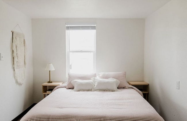 Cozy Local Apartment - Photo 1