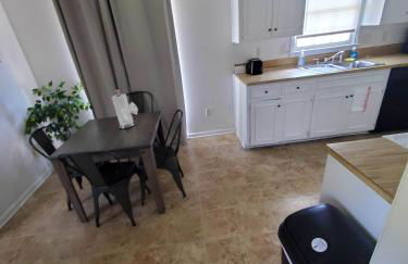 Large Fenced Yard near Midtown- Shamrock Stay - Foto 77