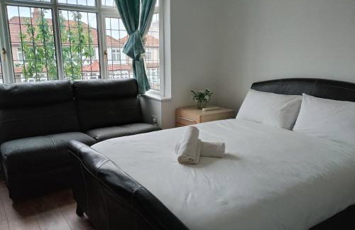 4 bedroom Home Family or Work Stay London - Photo 1