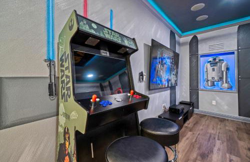 Epic Playhouse Getaway - Castle & Superhero Bunks Theater Private Pool No Rear Neighbors - Foto 48