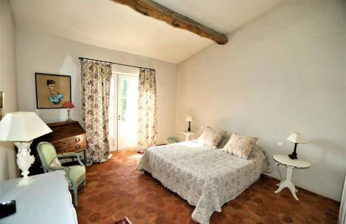 In Gordes, facing the entire Luberon Park a beautiful 5 bedrooms house - Photo 16