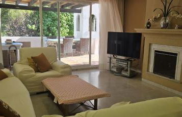 Bonito piso con jardines y piscina - Photo 13