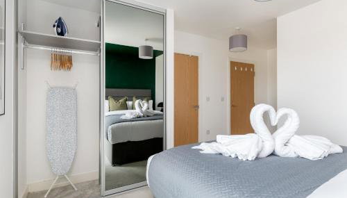 Lovely Home Near Canal, Park, & Central MK - Foto 2, towels, wardrobe